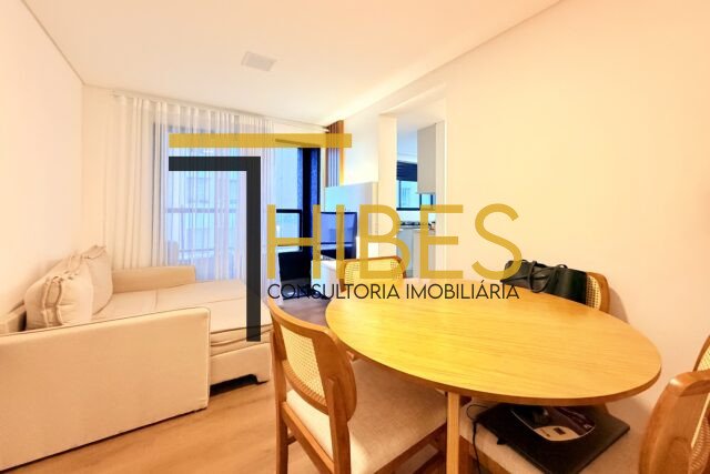 Apartamento Água Verde, ensolarado, mobiliado, 2 dormitórios, 45 m² privativos, 1 vaga de garagem.