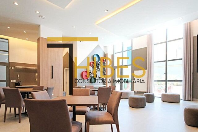 Apartamento garden, Vila Izabel/batel, 2 suítes, 170 m² privativos sendo 66 m² ampla área externa, lindamente decorado por arquiteto, ensolarado, 2 vagas de garagem.