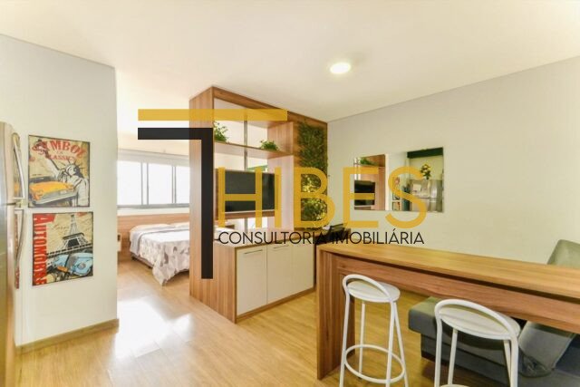 Apartamento igloo, água verde, andar alto, mobiliado, ensolarado, 1 dormitório, 33 m² privativos, 1 vaga de garagem.