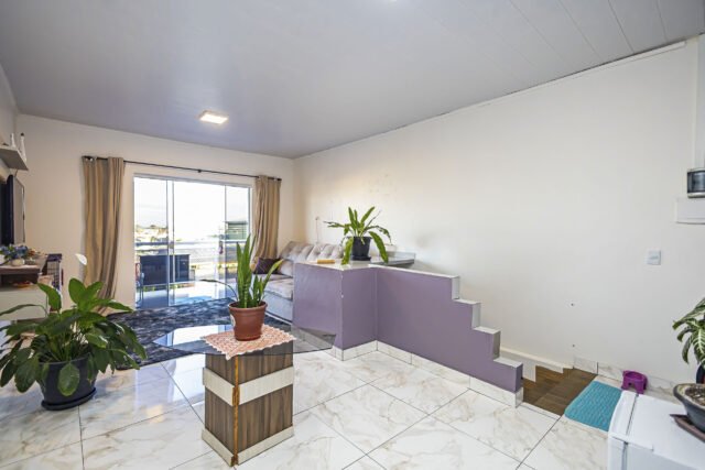 Casa em Colombo, região metropolitana de Curitiba, 4 dormitórios.