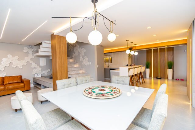 Casa Tríplex Mobiliada | 4 Dormitórios | 5 Vagas | 238 m²